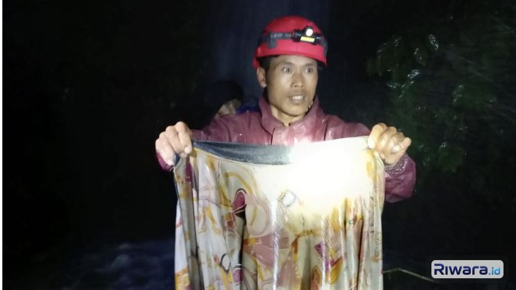 Penemuan jaket milik korban yang diduga terkena longsor dan terseret arus sungai Bogowonto.